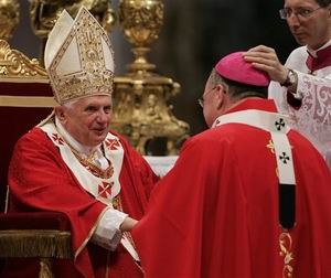 Бенедикт XVI вручил символы архиепископской власти 34 прелатам