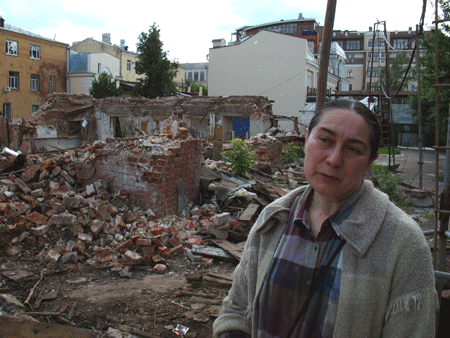 Лидия Шестакова на фоне руин дома дьякона. Фото "Благовест-инфо"