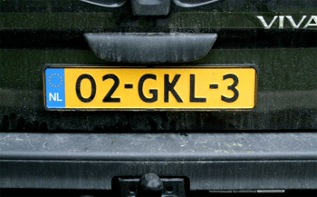 с автомобильных номеров эмблему Евросоюза 