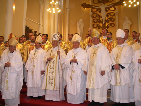 представитель Папы Римского , кардинал Йозеф Томко возглавил торжественную мессу по случаю 100-летия католического кафедрального собора  в Москве.