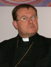 архиепископ Паоло Пецци.