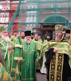 архиепископ Арсений и архимандрит Савва у стен Данилова монастыря