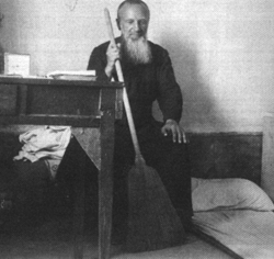 О. Станислав Тышкевич в своей келье. 1934.