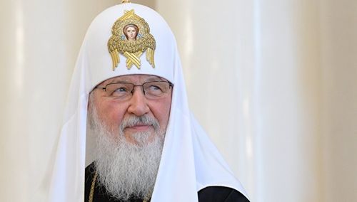 Патриарх Кирилл: Духовенство не должно играть в «своих парней» с молодежью