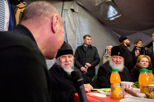 Патриарх Кирилл в Рождество раздаст подарки бездомным