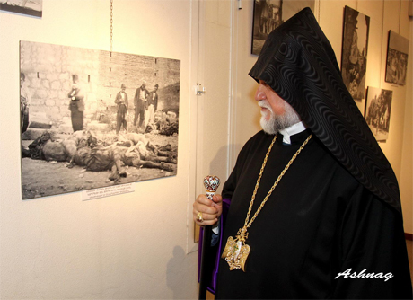 Католикос Арам I на фотовыставке, посвященной жертвам аданских погромов