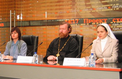 Слева направо: А.Одинцова, о. Михаил Потокин, П. Юферева