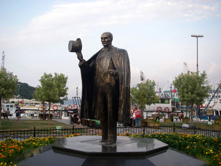 Один из многочисленных памятников К.Ататюрку в Стамбуле. Фото Ю.Зайцевой