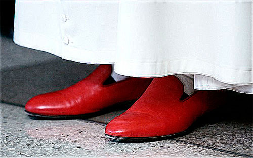 Новый понтифик не носит красных туфель. Благовест-Инфо
