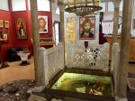 Входящих встречает резной киворий, под ним – образ Христа и бассейн с золотыми рыбками
