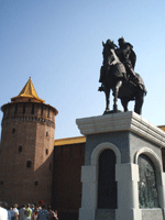 Памятник Димитрию Донскому перед Коломенским кремлем