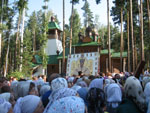 Паломники в монастыре на Ганиной яме