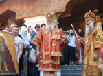 Ганина яма. Архиепископ Викентий и епископ Михаил на ступенях монастырского храма