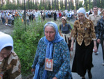 Участники крестного хода подходят к монастырю св. Царственных страстотерпцев в Ганиной яме